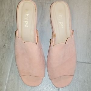 HYPE pink salmon color scalloped block herl sandal